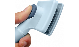 Selbstreinigende Katzenbürste in Hellblau mit weichen Borsten für sichere, bequeme Pflege und Reinigungs­knopf.